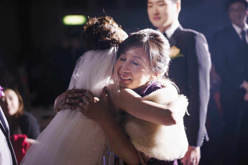 婚禮現場相擁而泣的兩位女子