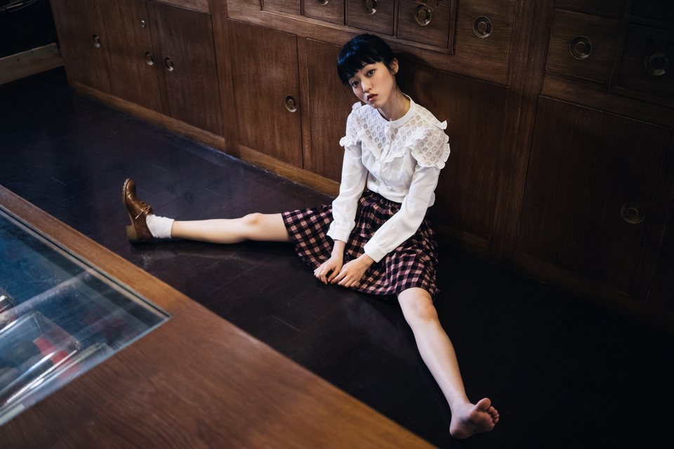 木質室內空間裡的女子概念肖像