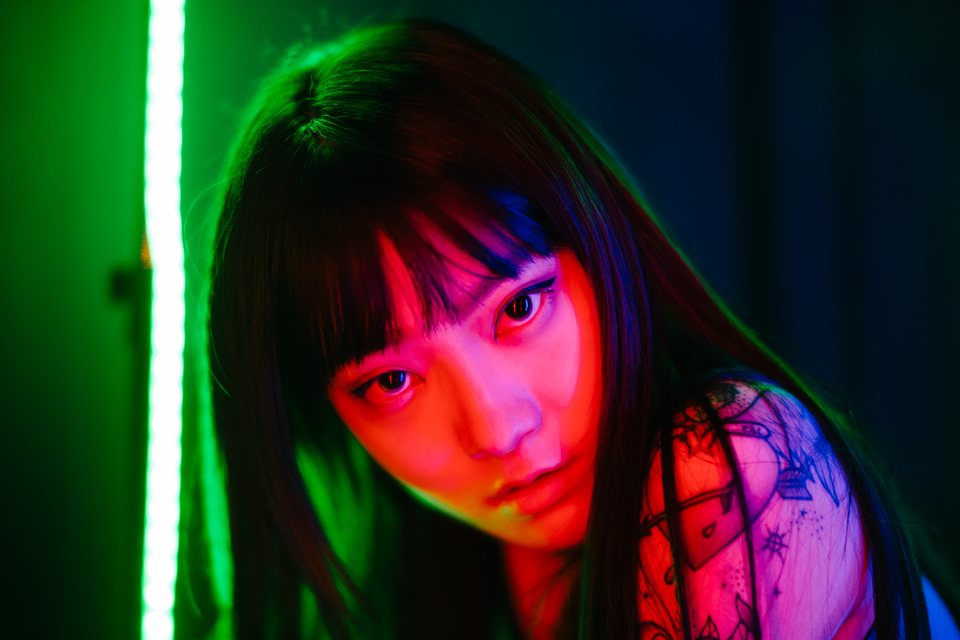 紅綠霓虹光線中的女子近身肖像