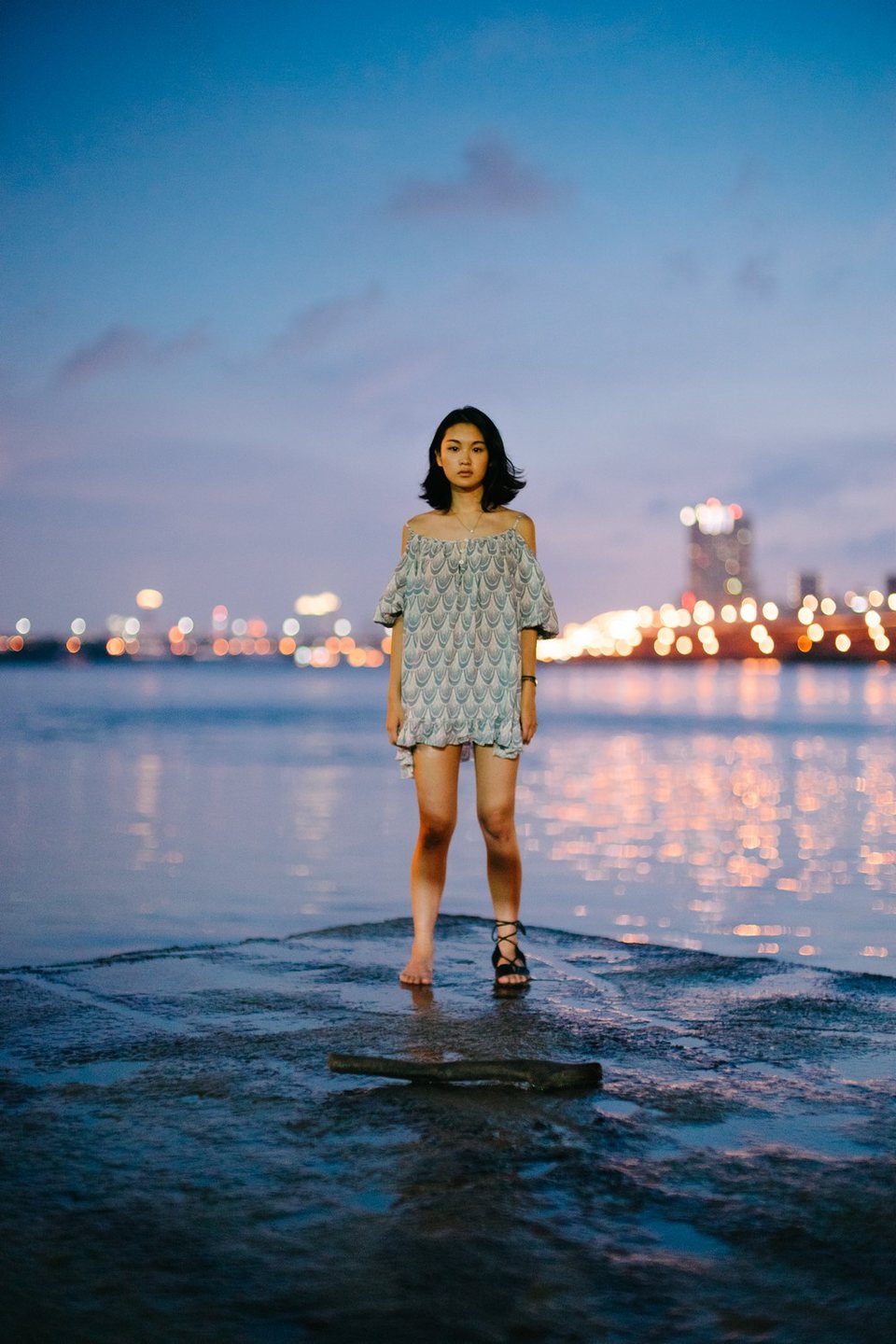 港灣夜色前的女子全身肖像
