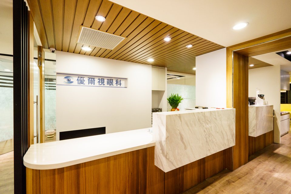 木質天花與大理石櫃台的醫療接待區